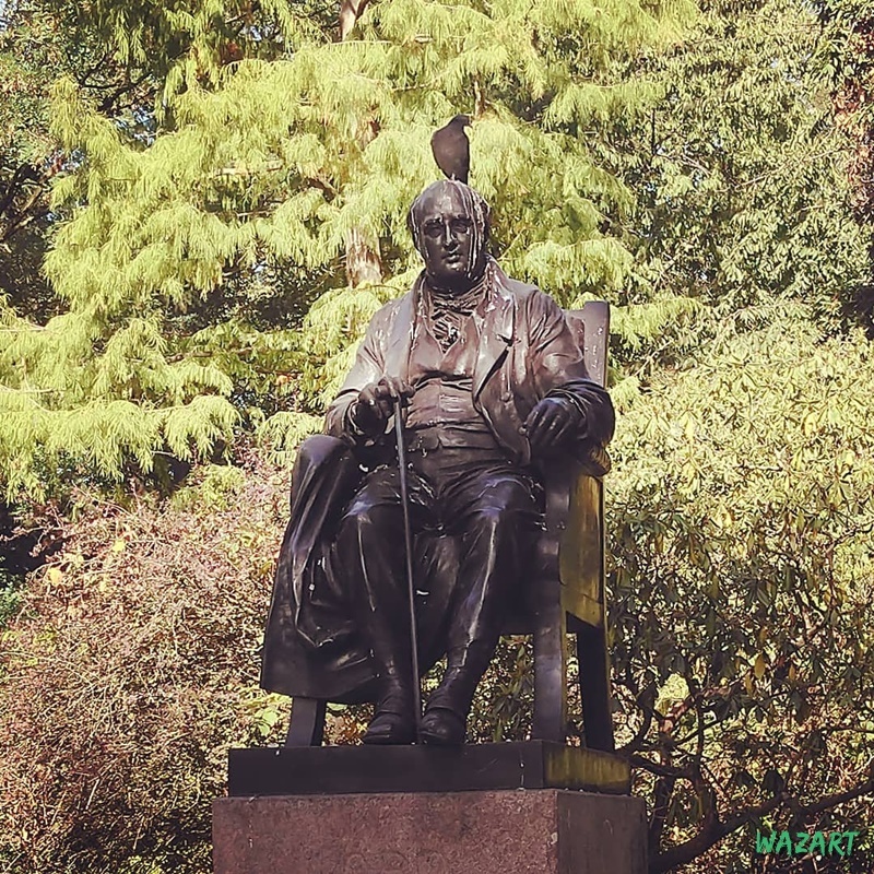 Une statue de Holland Park, avec un piaf posé sur la tête
